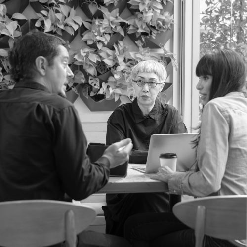 Group of business people brainstorming in coffee shop.